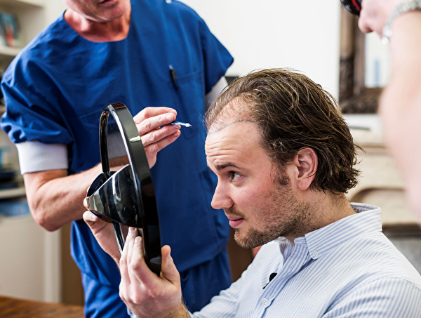 Wil je meer weten over de FUE-haartransplantatie?