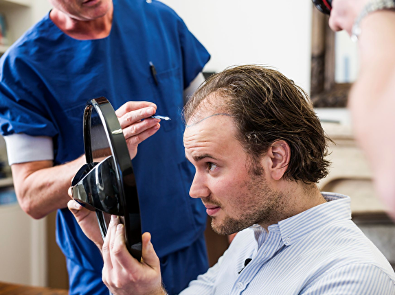 Wat is de oorzaak van haaruitval rond de inhammen?